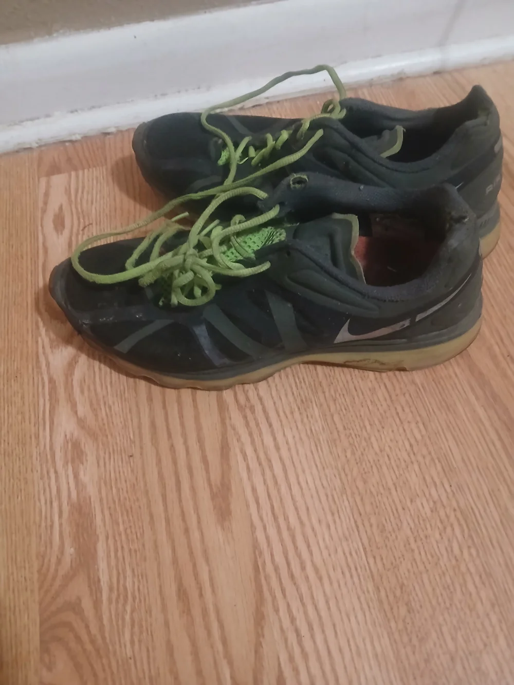 Nike Men’s Training Shoes in Dark Green with Lime Laces